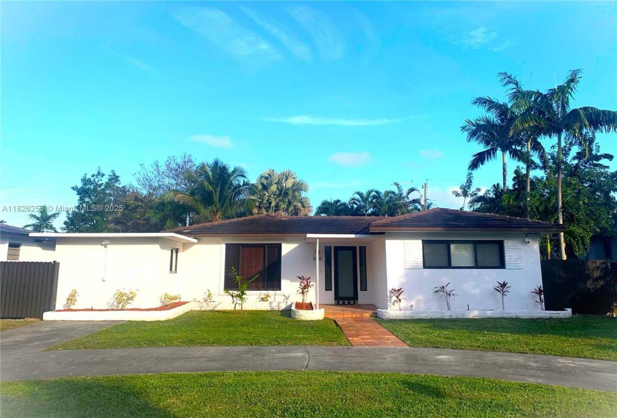 House for rent at 10825 Peachtree Dr, Miami, FL 33161