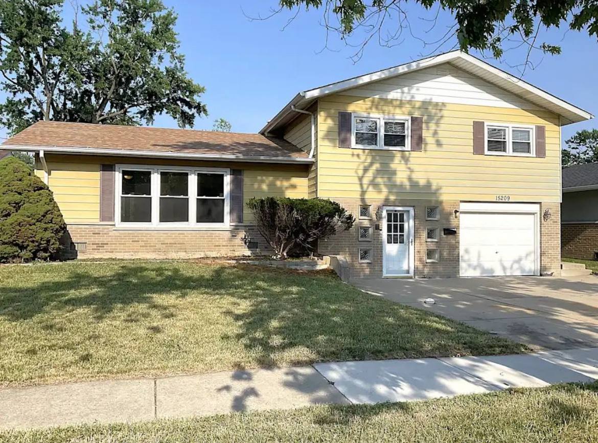 House for rent at 15209 Geoffrey Rd, Oak Forest, IL 60452
