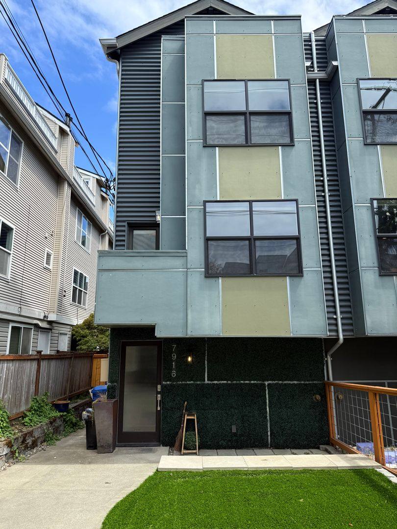 Townhouse for rent at 7916 Ashworth Ave N, Seattle, WA 98103
