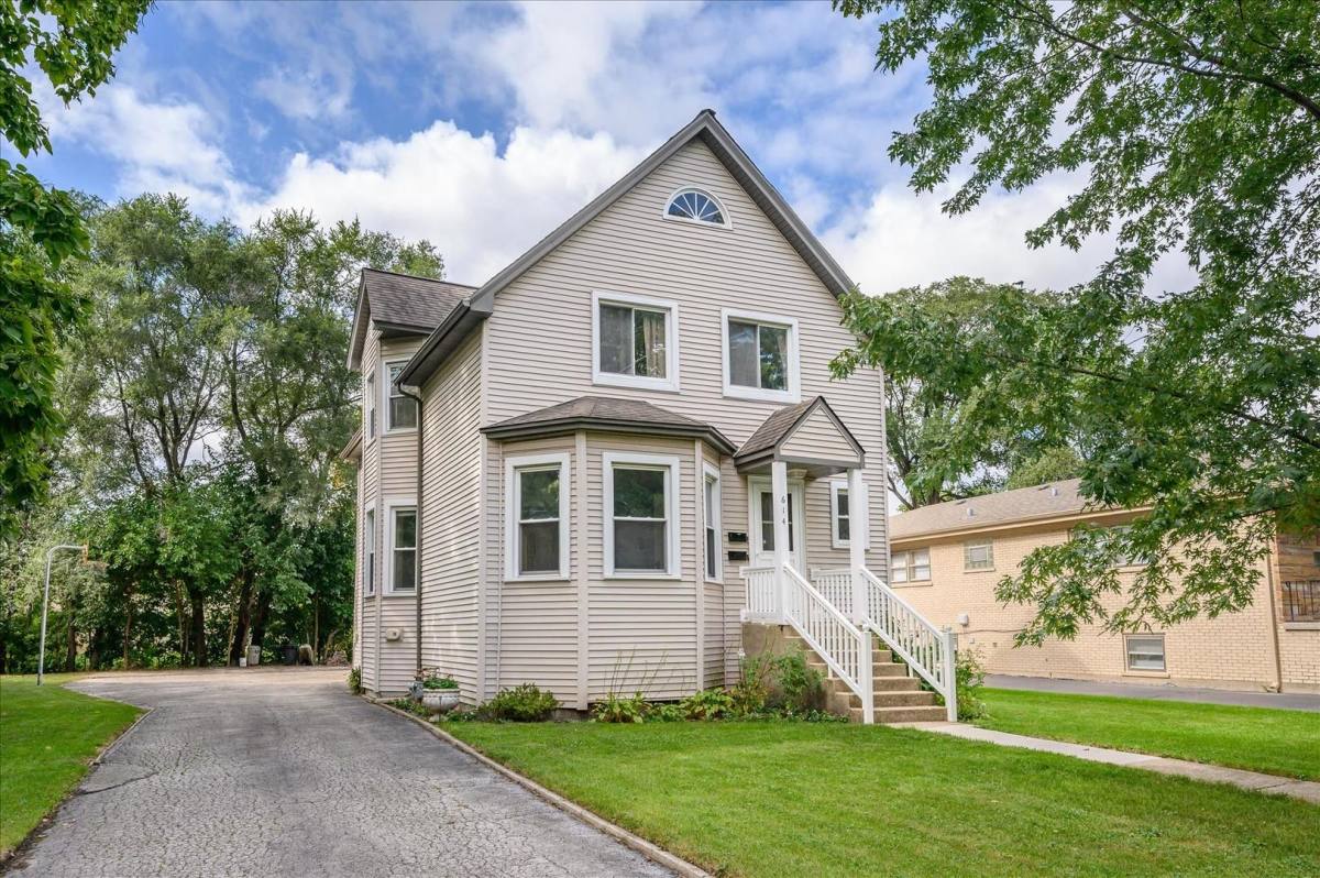 Apartment for rent at 614 S Euclid, Elmhurst, IL 60126