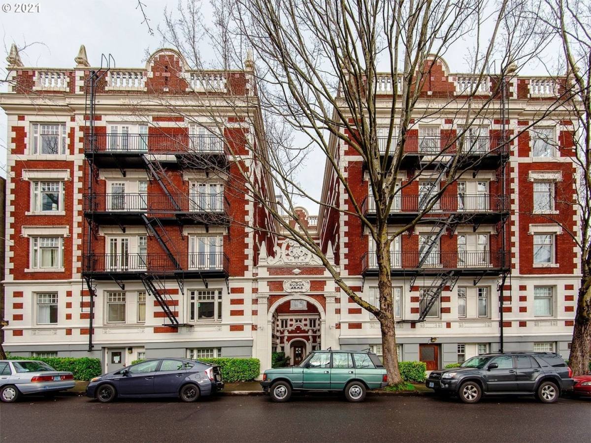 Apartment for rent at 1811 NW Couch St, Portland, OR 97209