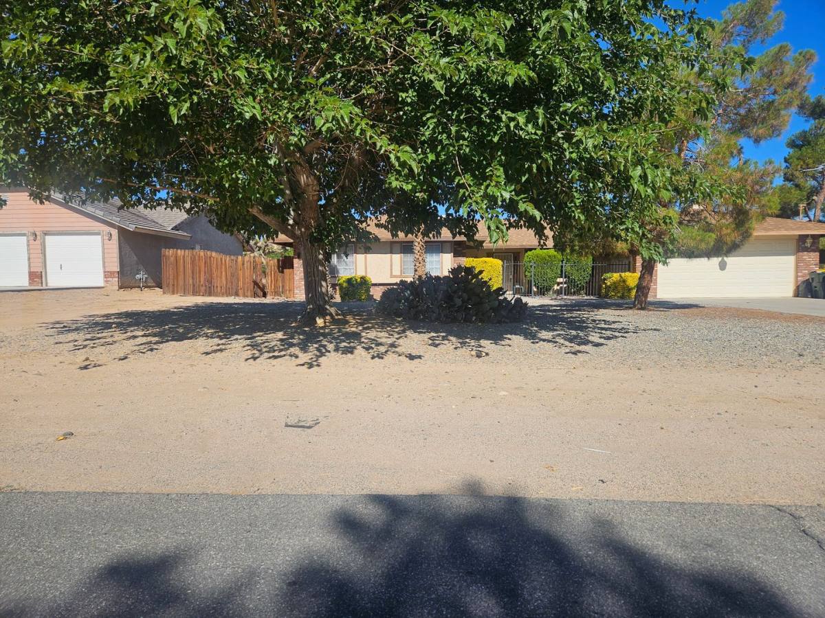 House for rent at 12690 Iroquois Rd, Apple Valley, CA 92308