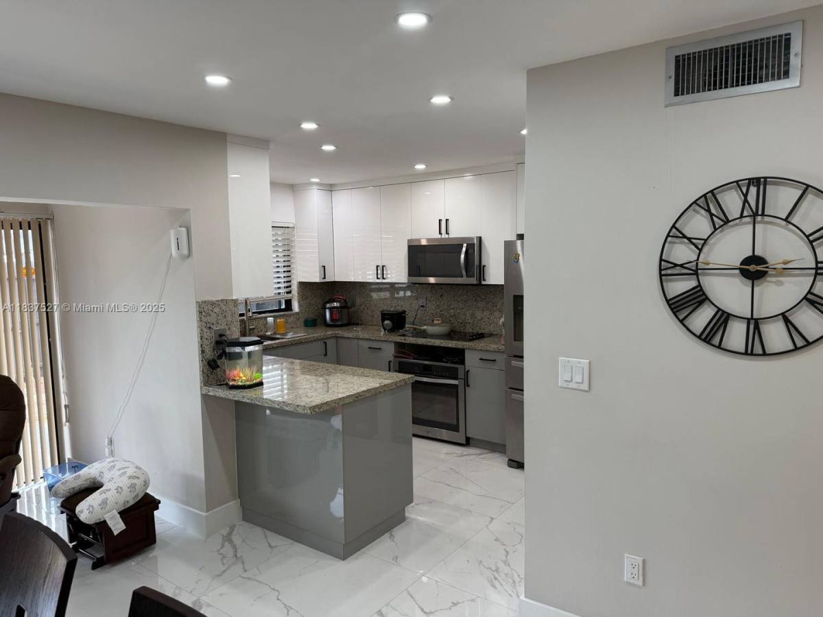 Townhouse for rent at 6512 Kendale Lakes Dr, Miami, FL 33183