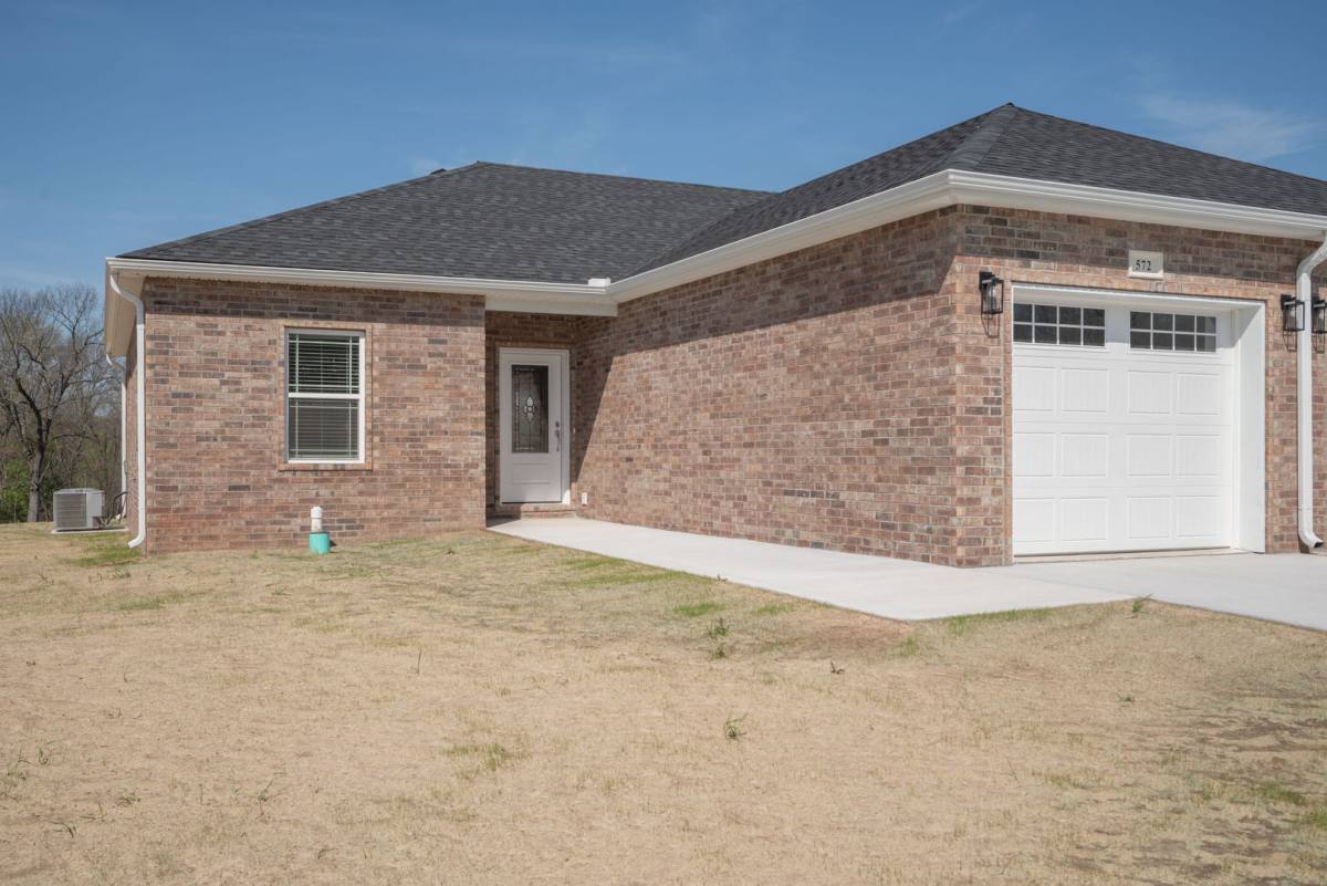 House for rent at 566 Pineview St, Neosho, MO 64850