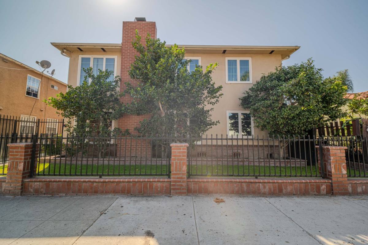 Apartment for rent at 2045 Pine Ave, Long Beach, CA 90806