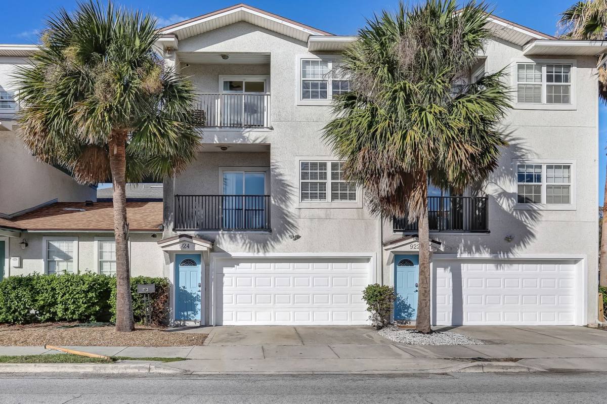 Townhouse for rent at 924 2nd St S, Jacksonville Beach, FL 32250