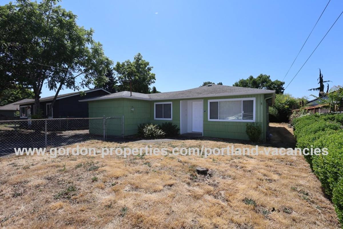 House for rent at 6720 SE Tenino St, Portland, OR 97206