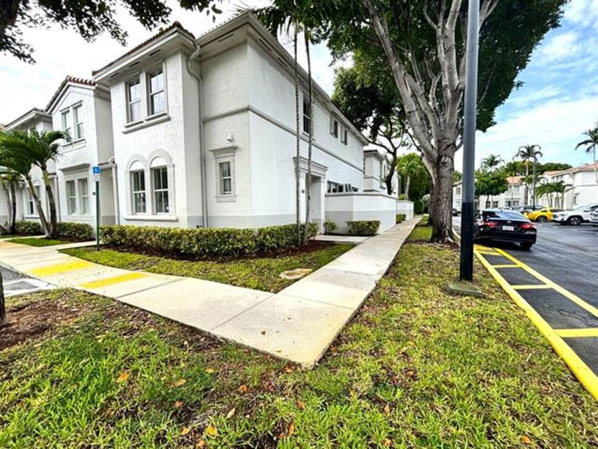 Townhouse for rent at 15503 SW 40th St, Hollywood, FL 33027