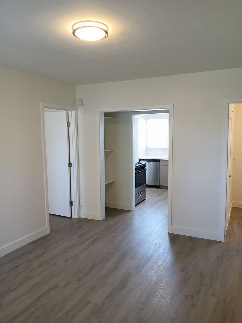 Apartment for rent at 5920 Melrose Ave, Los Angeles, CA 90038