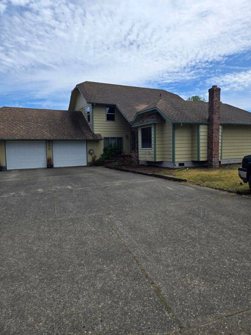 House for rent at 209 Newaukum Golf Dr, Chehalis, WA 98532