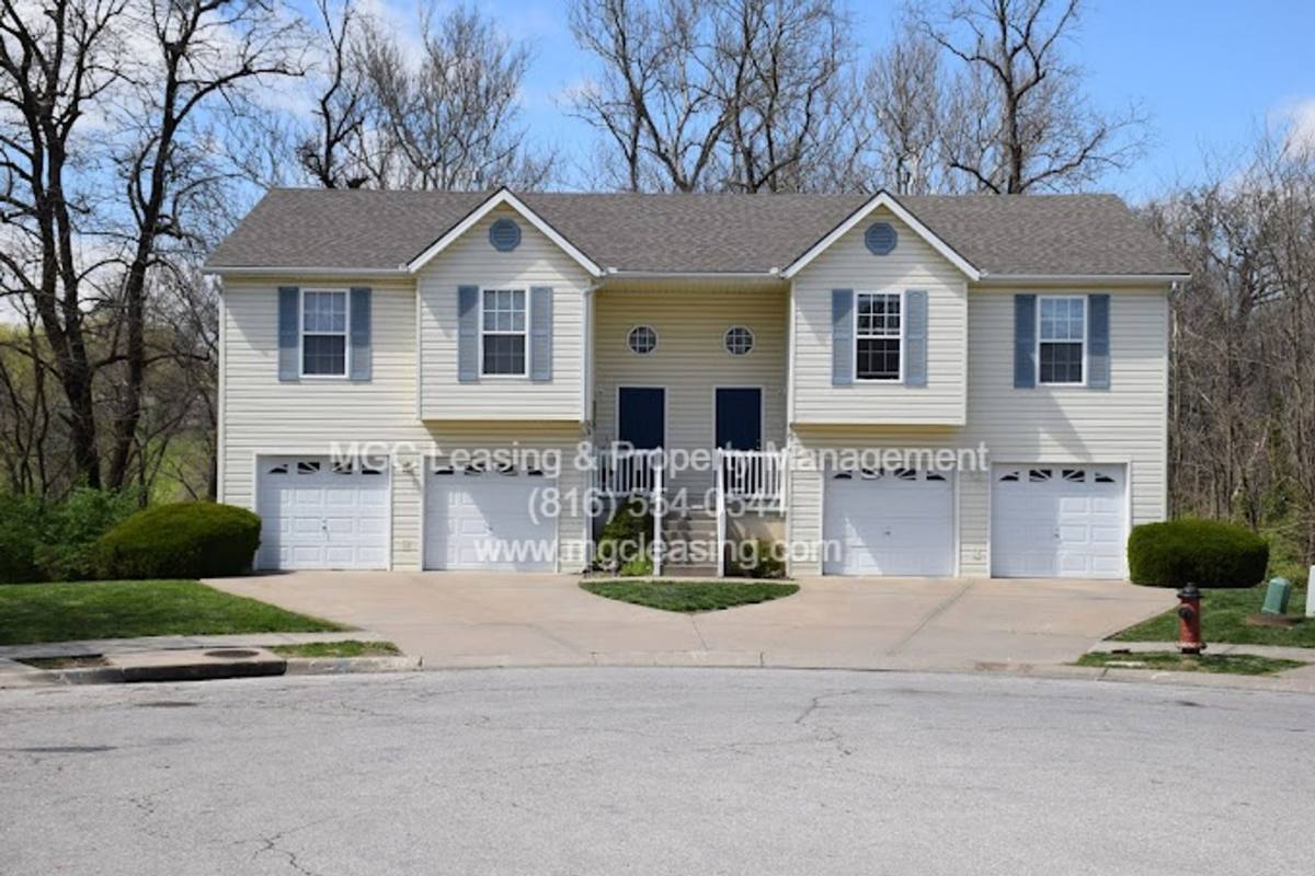 Townhouse for rent at 5821-5823 NE 42nd St, Kansas City, MO 64117