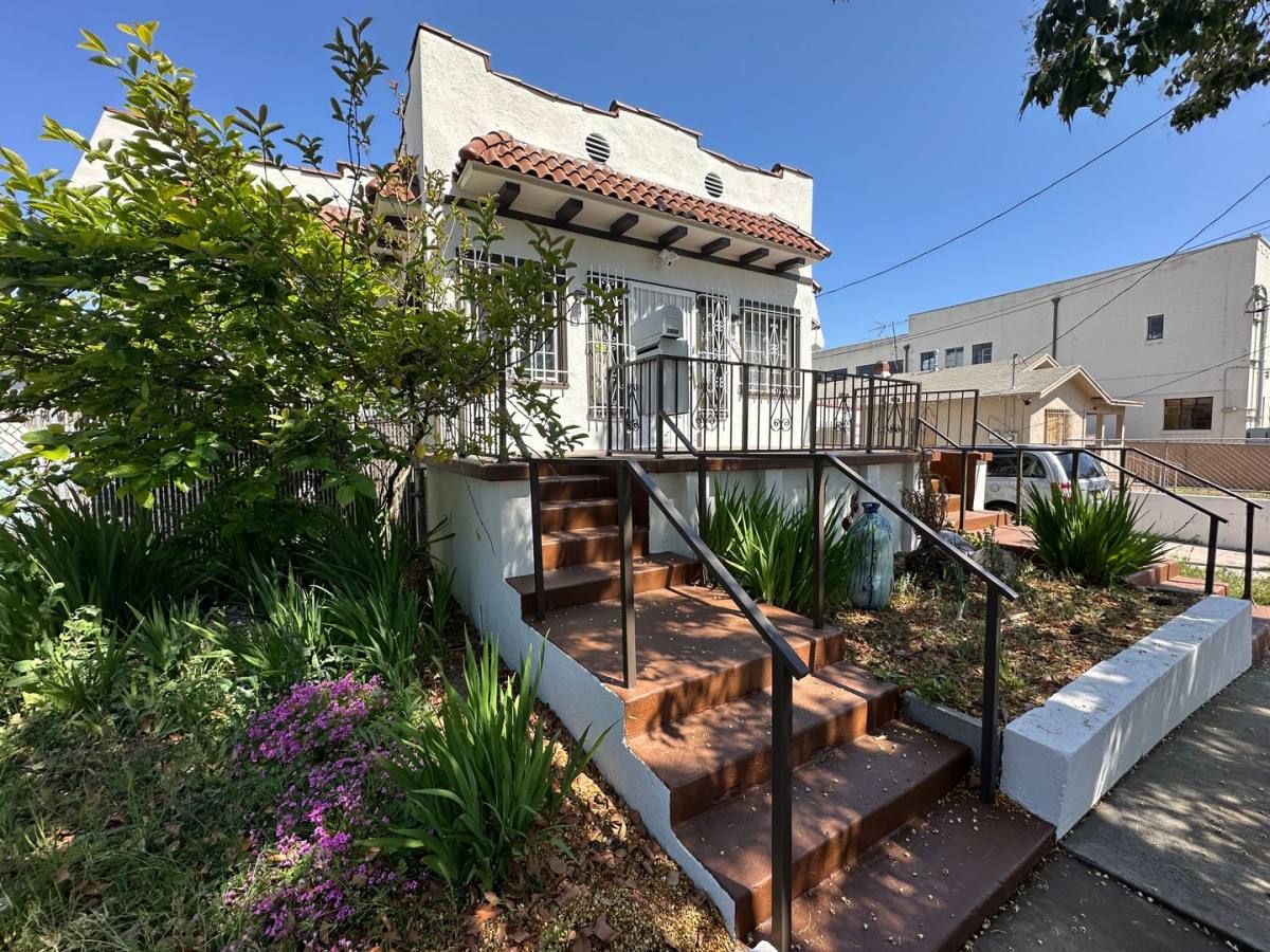 Apartment for rent at 1528 - 3 4 N Alexandria Ave, Los Angeles, CA 90027
