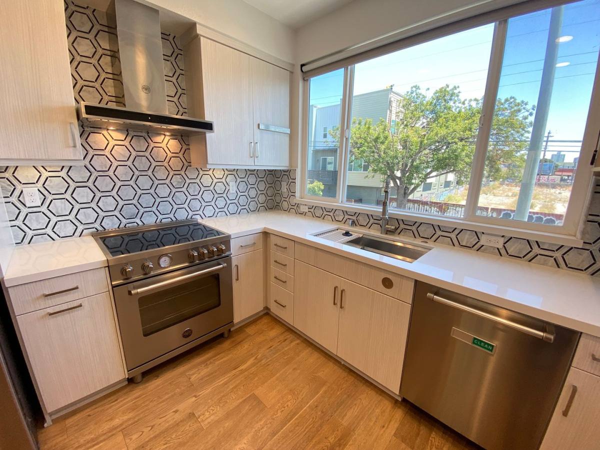Townhouse for rent at 2245 Myrtle St, Oakland, CA 94607