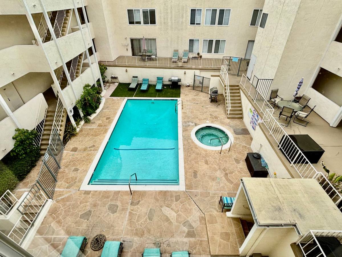 Apartment for rent at 17440 Burbank Blvd, Encino, CA 91316
