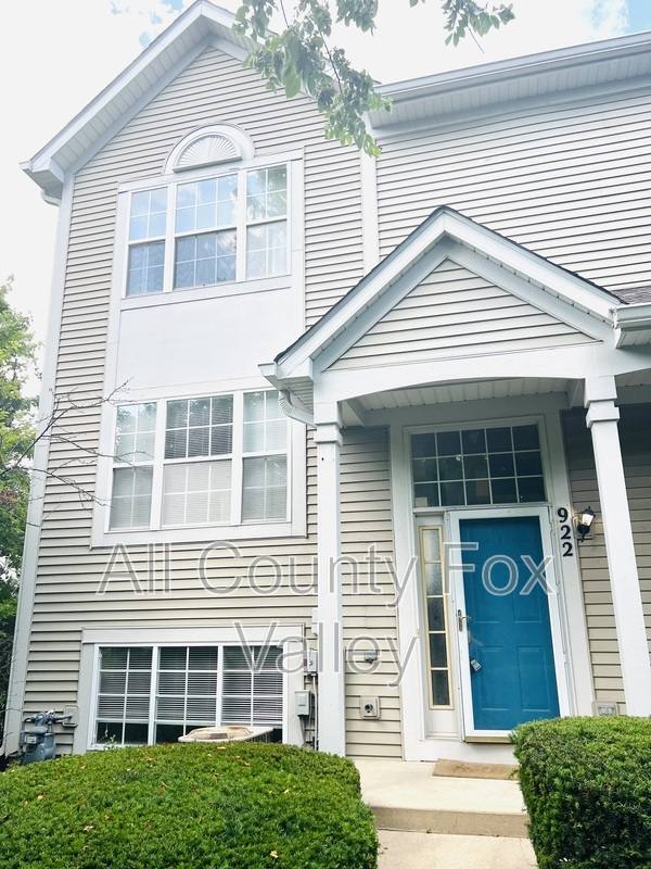 Townhouse for rent at 922 Darla Court, Waukegan, IL 60085