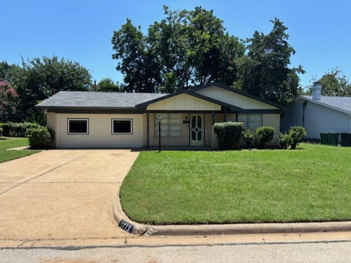 House for rent at 1713 Westcrest Dr, Arlington, TX 76013