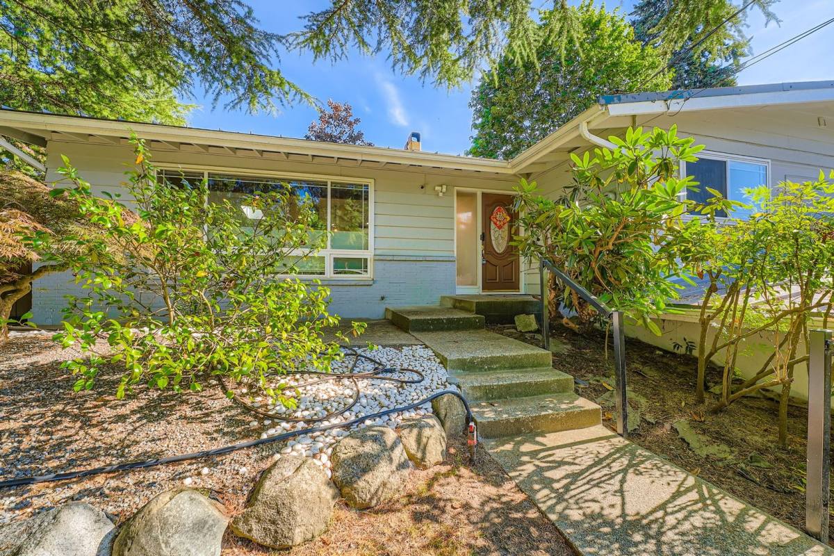 House for rent at 16623 SE 14th St, Bellevue, WA 98008