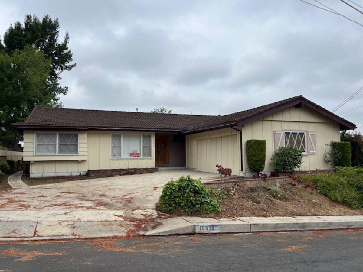House for rent at 10012 Sully Dr, Sun Valley, CA 91352