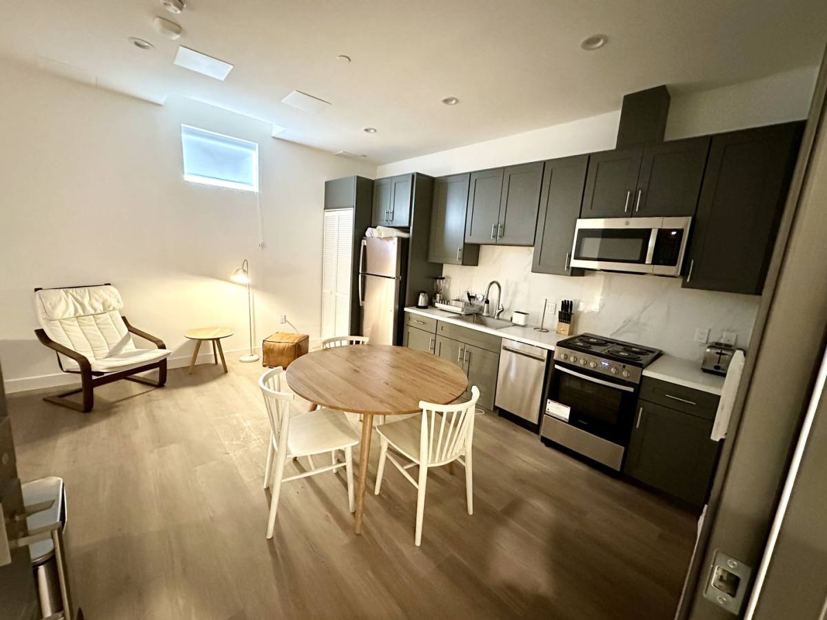 Apartment for rent at 5639 Lexington Ave, Los Angeles, CA 90038