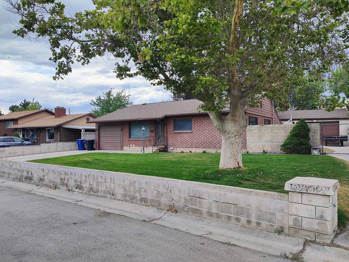 House for rent at 9506 S Garnet Dr, Sandy, UT 84094