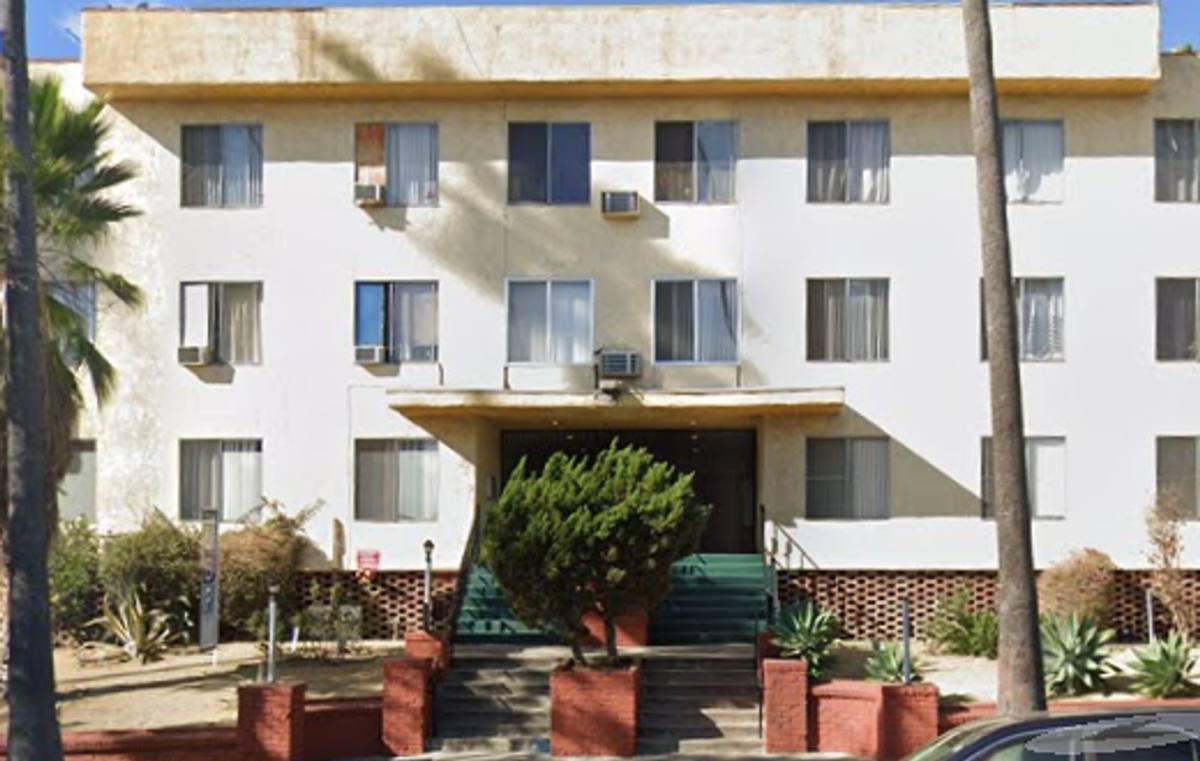 Apartment for rent at 1111 S Westmoreland Ave, Los Angeles, CA 90006