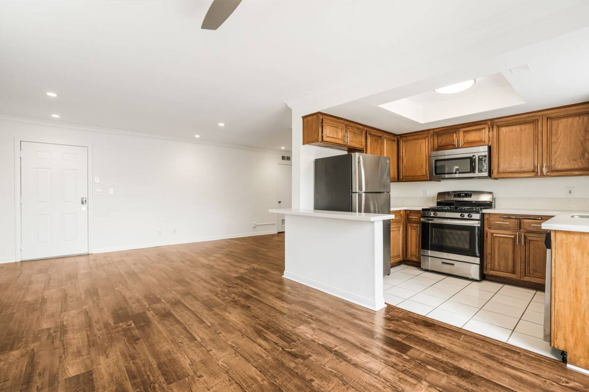 Apartment for rent at 4070 Redwood Ave, Los Angeles, CA 90066