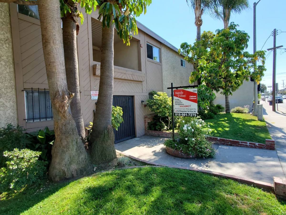 Apartment for rent at 14430 Magnolia Blvd, Sherman Oaks, CA 91423