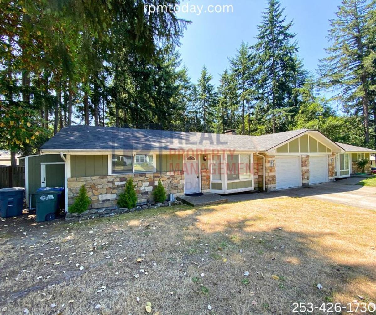 Townhouse for rent at 8220-8222 143rd St Court NW, Gig Harbor, WA 98329