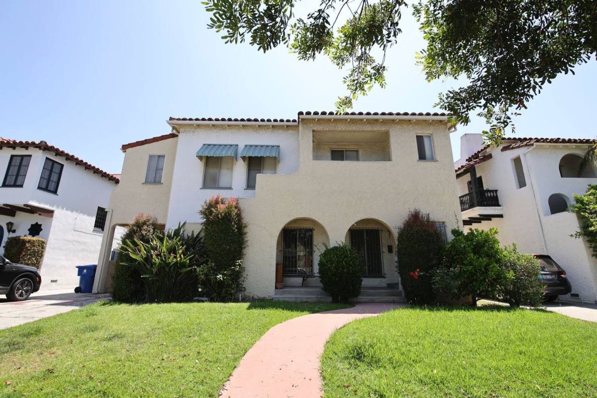 Apartment for rent at 150 S Detroit St, Los Angeles, CA 90036