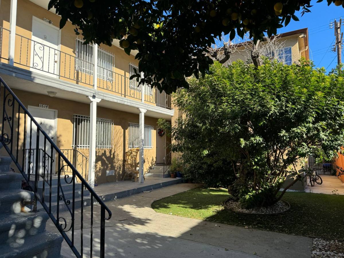 Apartment for rent at 1610-1616 3 4 So Mansfield Ave, Los Angeles, CA 90019