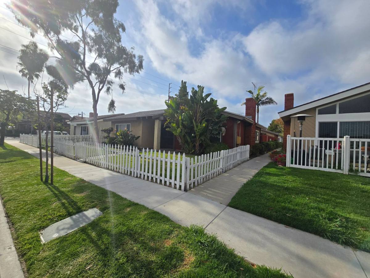 Apartment for rent at 205 Springfield Ave, Huntington Beach, CA 92648