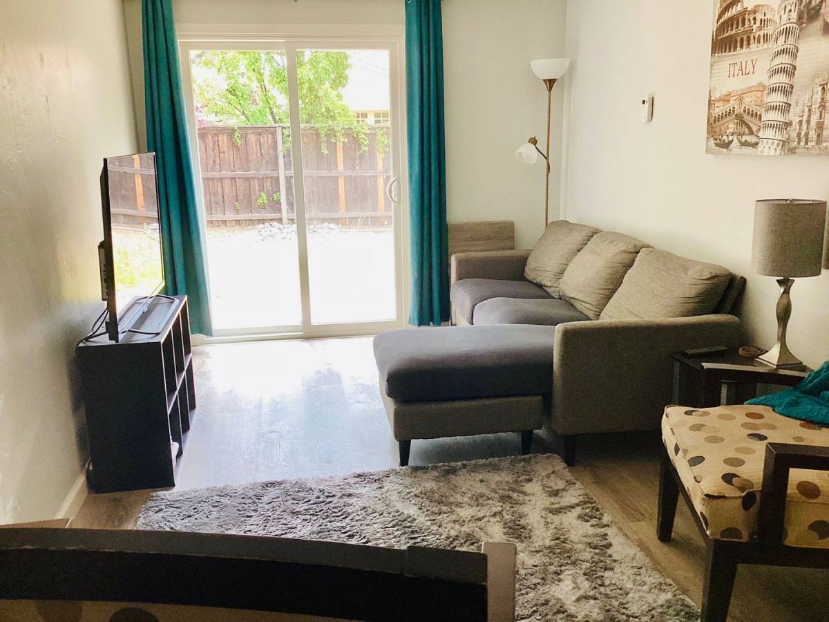 Townhouse for rent at 940 Evelyn Lane, Sacramento, CA 95864