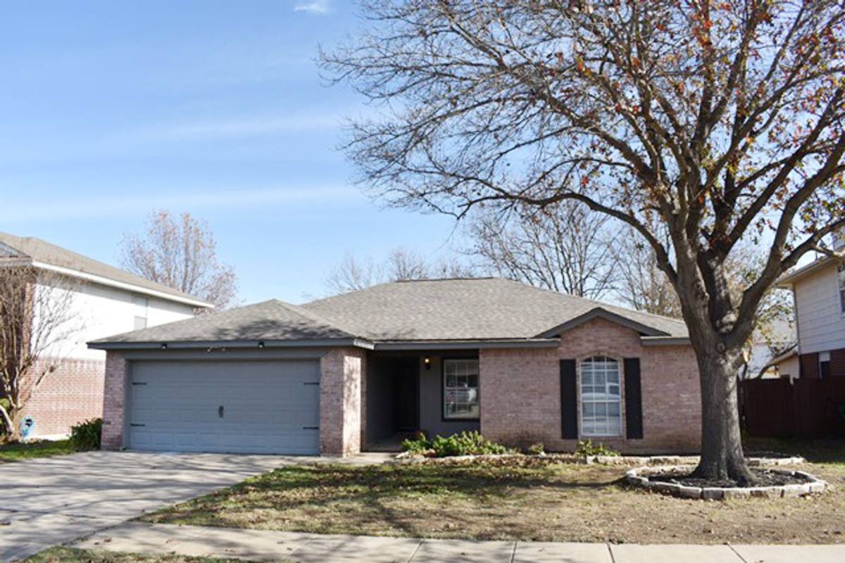 House for rent at 6912 Brookdale Dr, Fort Worth, TX 76148