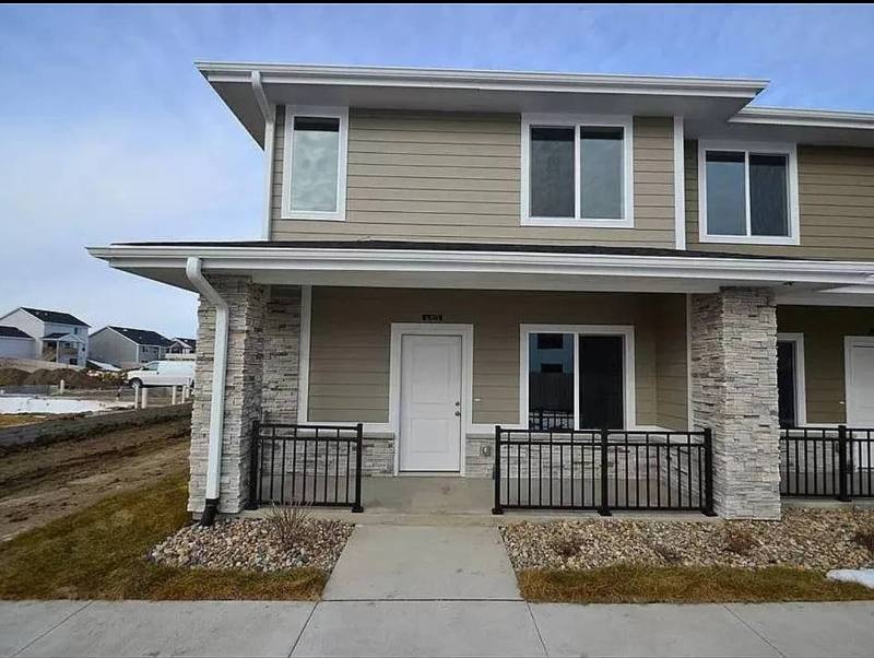 Townhouse for rent at 660 SE Greyson Lane, Waukee, IA 50263