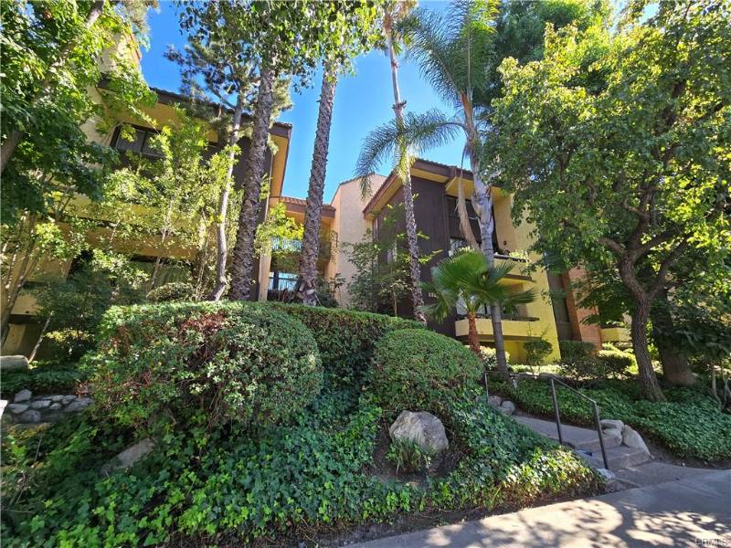 Townhouse for rent at 13214 Moorpark St #201, Sherman Oaks, CA 91423