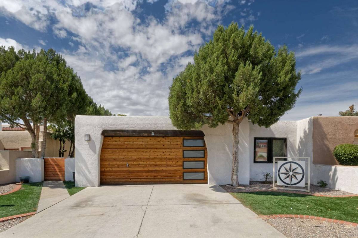 House for rent at 670 Lakeview Circle SE, Rio Rancho, NM 87124