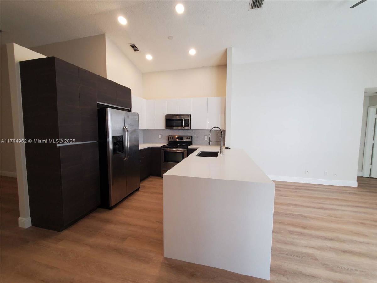House for rent at 858 Briar Ridge Rd, Fort Lauderdale, FL 33327