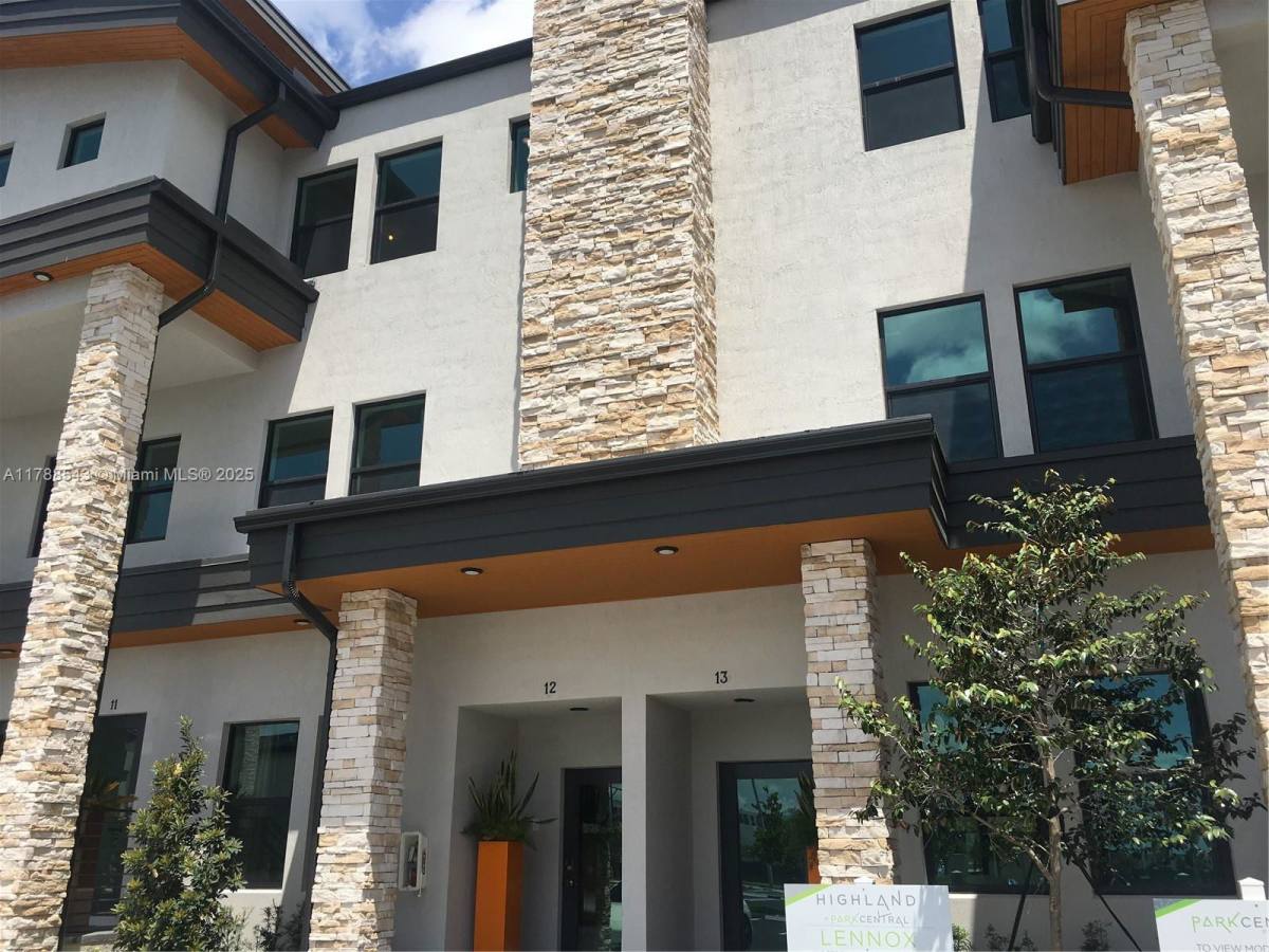 Townhouse for rent at 10461 NW 82nd St #6, Miami, FL 33178