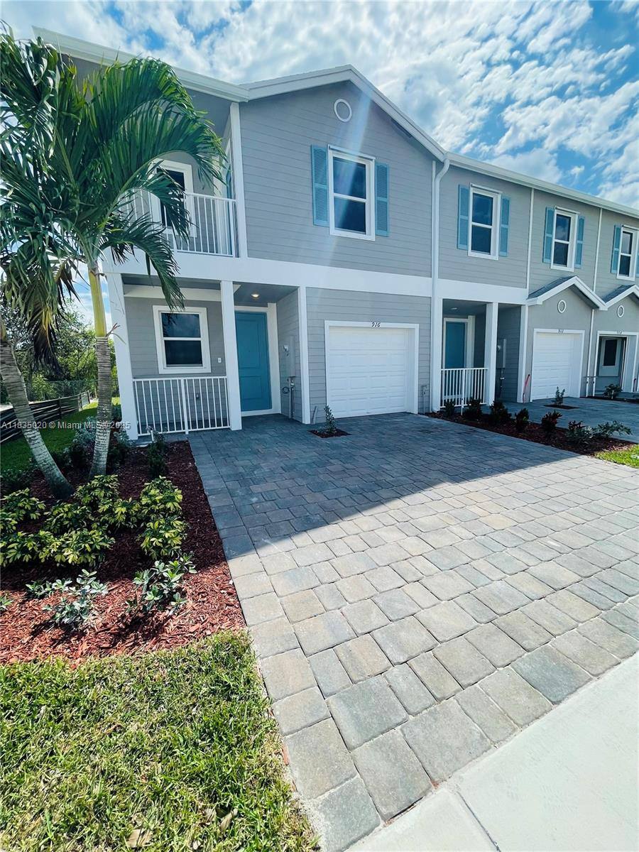Townhouse for rent at 916 SE 19th St, Homestead, FL 33034