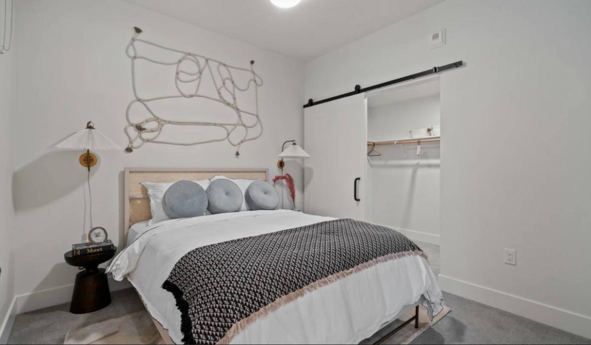 Apartment for rent at 250 E Broadway, Long Beach, CA 90802