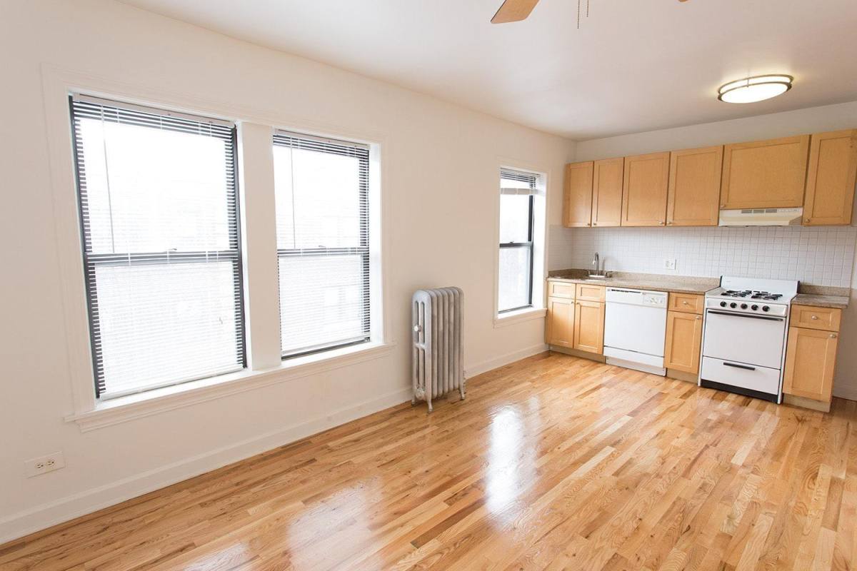 Apartment for rent at 4726 S Woodlawn Ave, Chicago, IL 60615