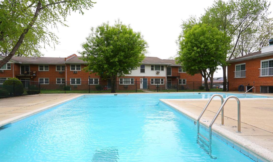 Apartment for rent at 730 W Algonquin Rd, Des Plaines, IL 60016