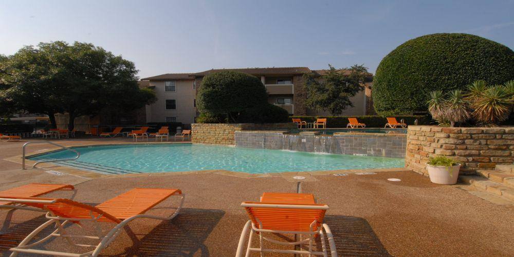 Apartment for rent at Macarthur Park, 812 Kinwest Parkway, Irving, TX 75063
