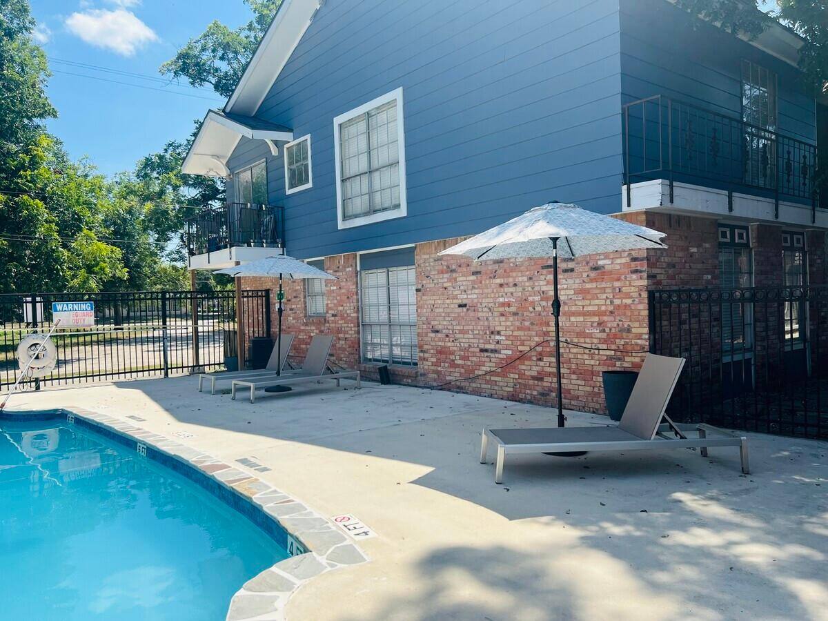 Apartment for rent at 3rd Street, 310 Waco Ave, League City, TX 77573