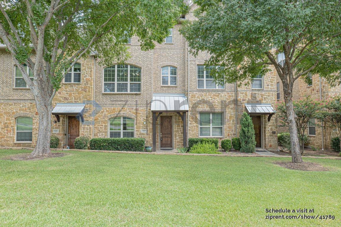 Townhouse for rent at 527 W Royal Lane, Irving, TX 75039