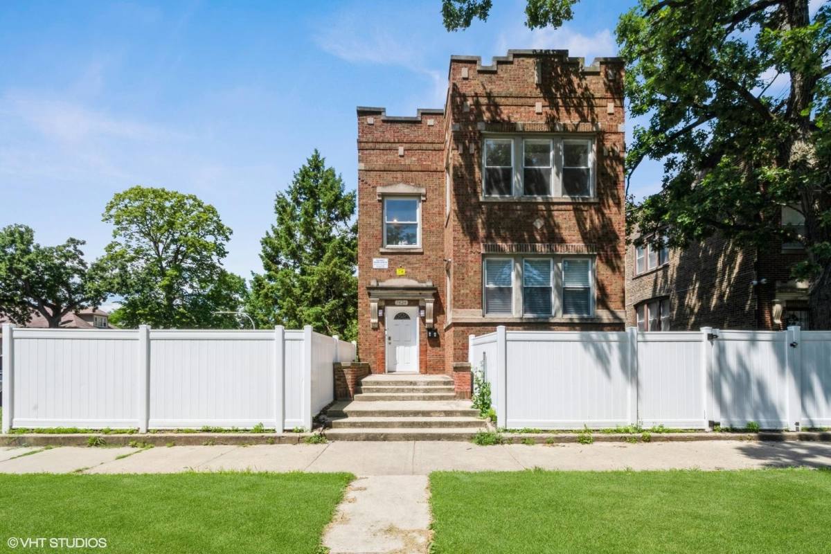 Apartment for rent at 7424 S Kingston Ave #2, Chicago, IL 60649