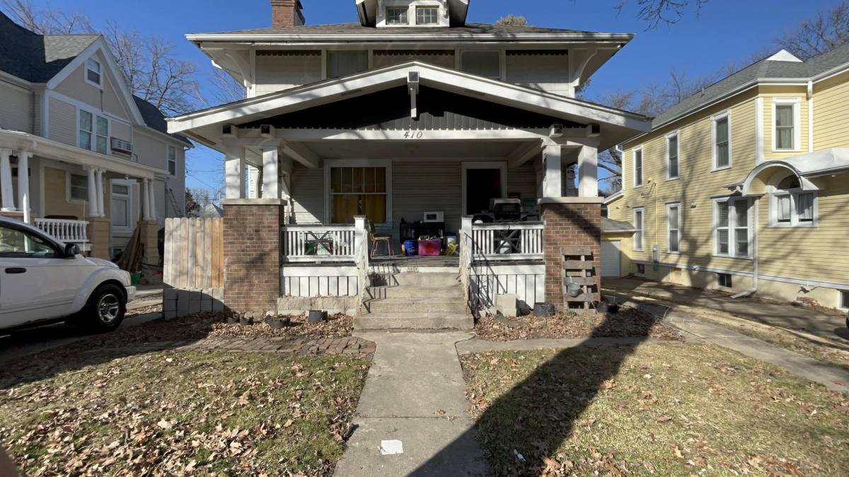Apartment for rent at 410 E Monroe St #B, Bloomington, IL 61701