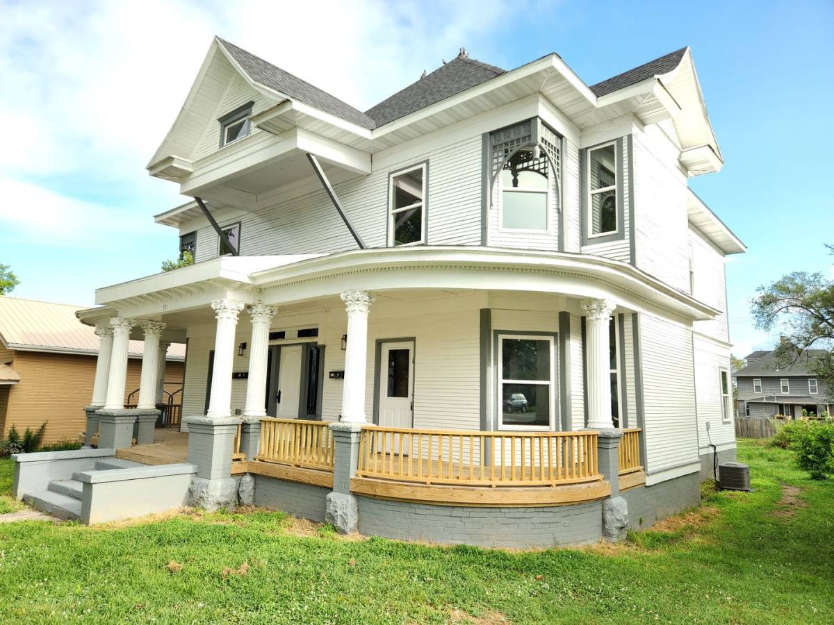 House for rent at 121 W Pleasant St, Aurora, MO 65605