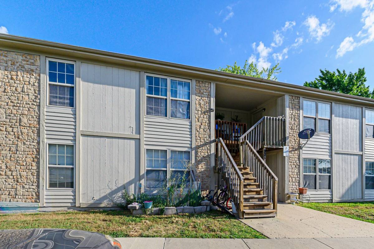 Apartment for rent at 903 S Edgebrook St, Olathe, KS 66061