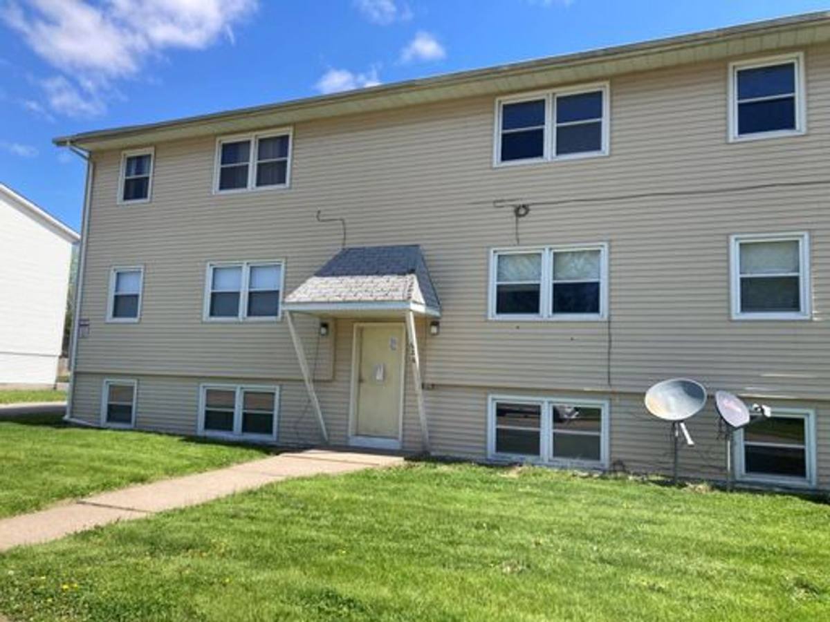 Apartment for rent at 628 W 63rd St, Davenport, IA 52806